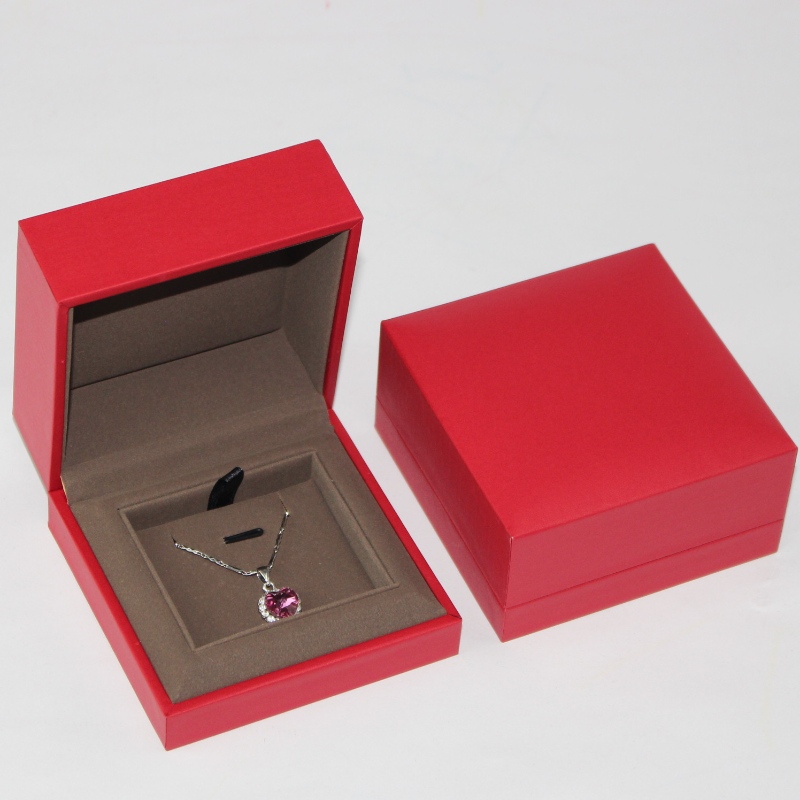 Nádherný šperkovnicový obalový box na zakázku s vysoce kvalitním červeným šperkem, velikost je 90*90*45mm