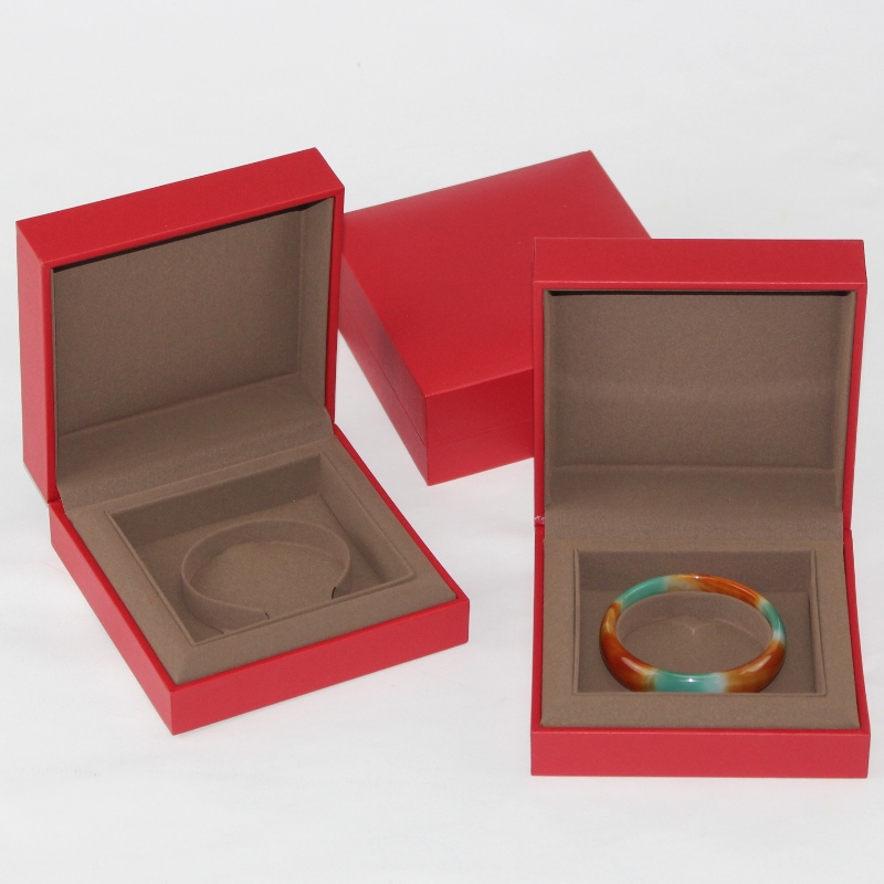 Nádherný šperkovnicový obalový box na zakázku s vysoce kvalitním červeným šperkem bangle box s houbovou pěnou, velikost je 115*115*45mm
