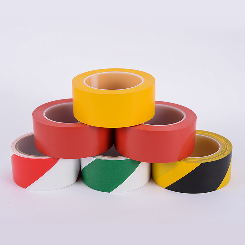 Zavádění lepidla pro výstražné podlahy