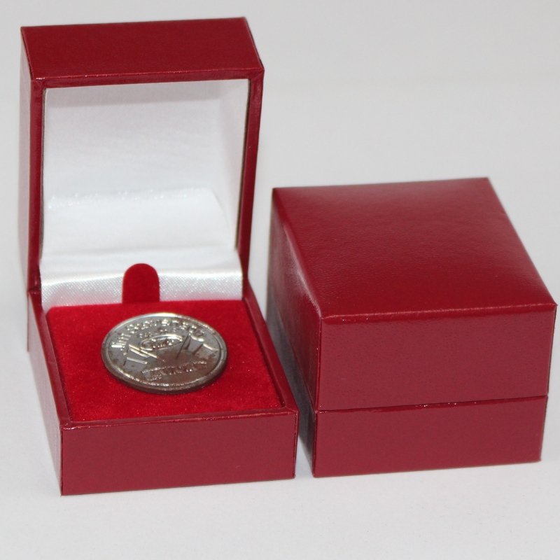 Položka V-07 čtverečná plastová krabička krytá Listinou pro průměr 25-30 mm mince, odznak, prsten atd. mm.46*53*38, závaží kolem 40g