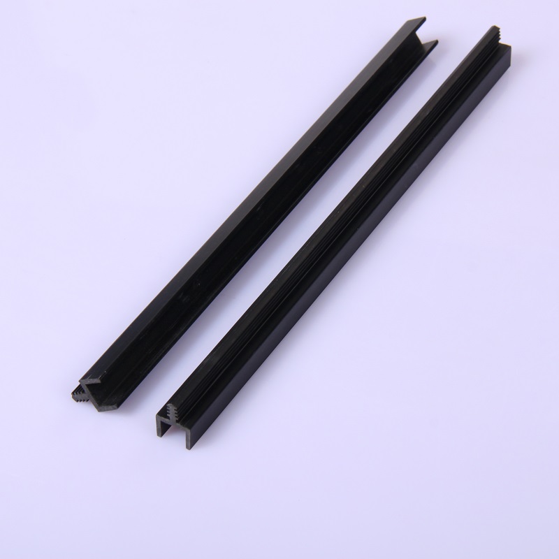 Profesionální lišta z profilů z PVC na zakázku pro část nábytku do skříněk