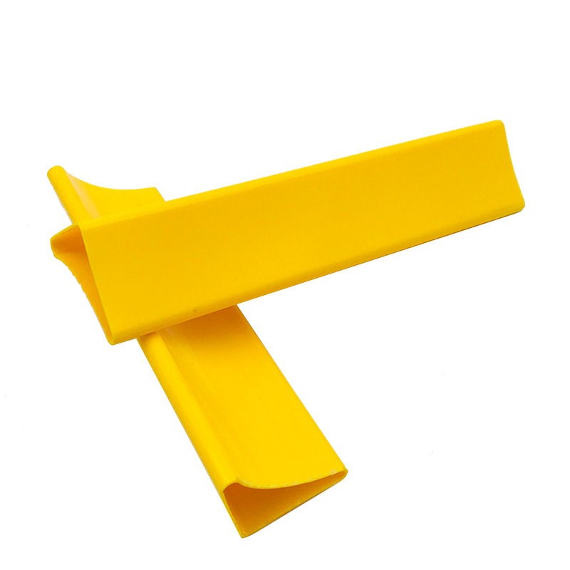 tuhý extrudovaný PVC plastový pásový potrubní nosný pásek PVC trojúhelníkový profil pro podporu zásuvky skříně