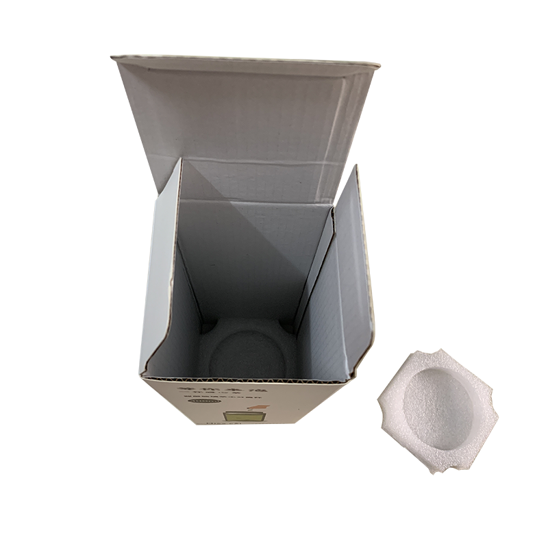 Bílé poštovní krabice z vlnité lepenky pro kuchyňské nádobí