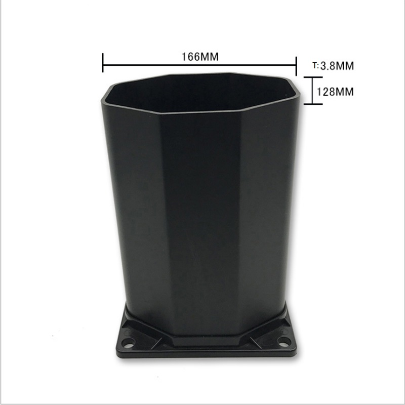 Vlastní plastová osmigonální trubková přípojka pro vybavení sprchy na pláži