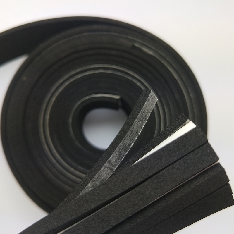 Továrna dodává černou EPDM pěnu, nehořlavou lepicí pěnu, tlumící a těsnící pěnu lze vysekávat