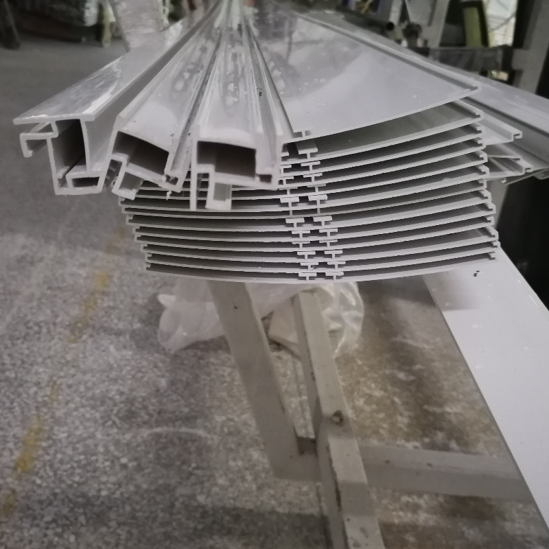 Proč je vlastní nebo standardní PVC trubka široce používána pro širokou škálu průmyslových odvětví?