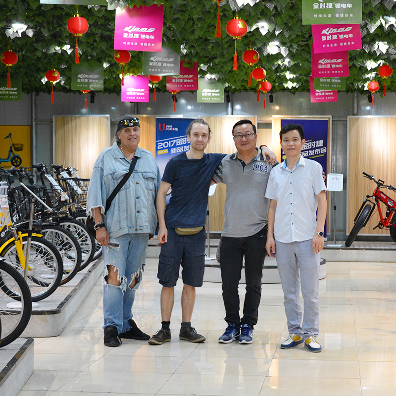 Zahraniční přátelé přicházejí do naší společnosti navštívit a vyjednávat