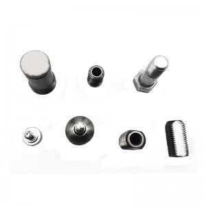 Kovové díly automobilového spojovacího zařízení pro studená kola