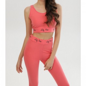 Růžový tracksuit.