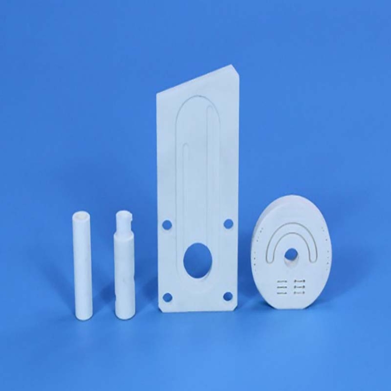 Jaké jsou charakteristiky keramiky oxidu hlinitého a N101; jsou používányn