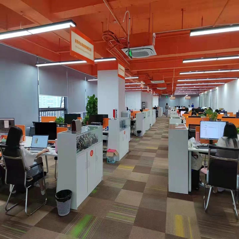 V kanceláři společnosti tvrdě pracují