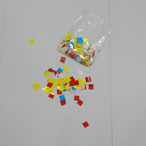 Kruhy konfet hedvábného papíru