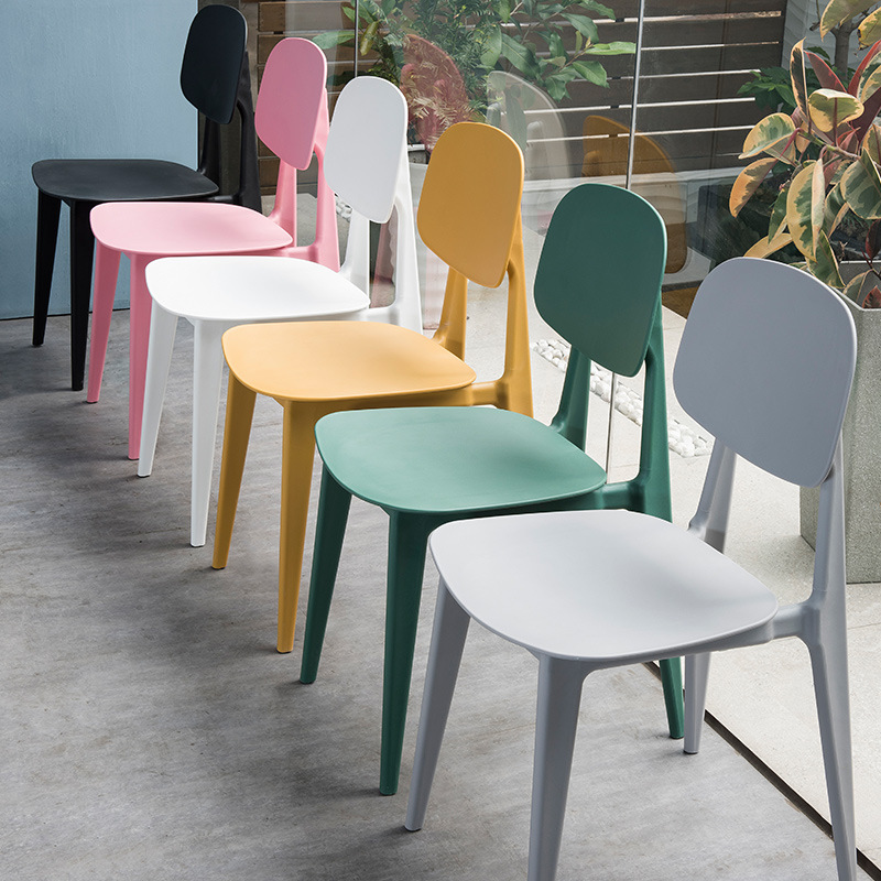 Pohodlné barevné plastové židle v restauraci Restaurace Nábytek stohovatelné plastové židle kavárny