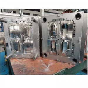 Tři sady injekčních forem