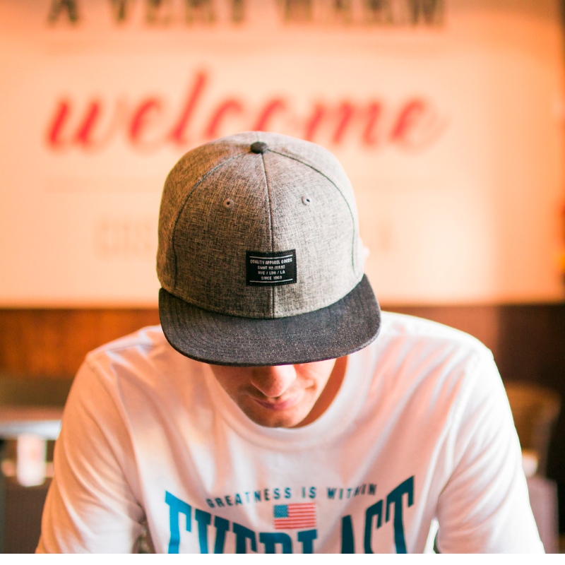 Jaký je rozdíl mezi Snapbacks a Trucker Hats?