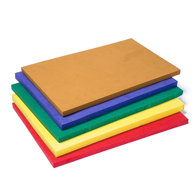 Injekční formovaná pěna vs. komprese molyzovanou EVA