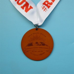 Surová dřevěná dřevěná řezba s hedvábnou stuhou pěkné medaile