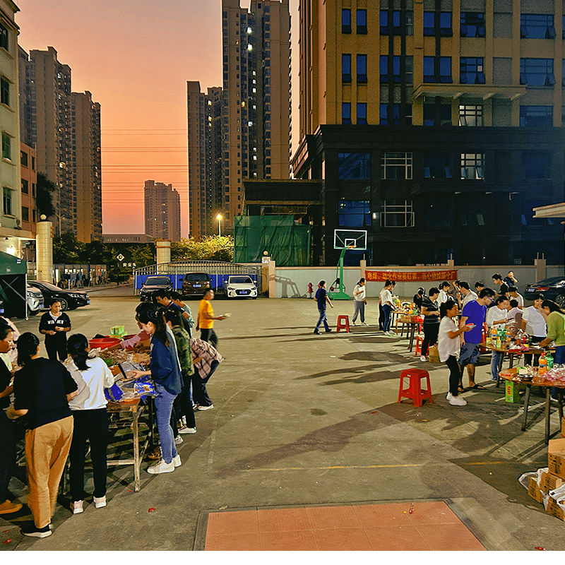 Elongarrow drží BBQ pro všechny členy týmu