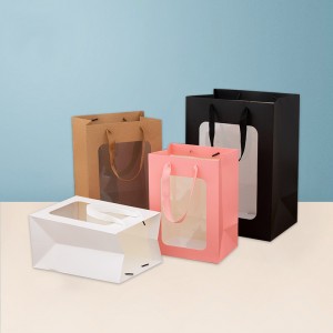 Dárkový papírový sáček s otevřeným oknem