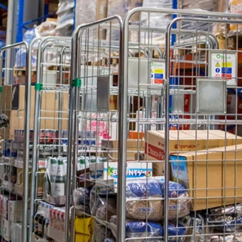 Jaké výhody dělajínové vybavení, jako jsou skladové police a logistické vozíky