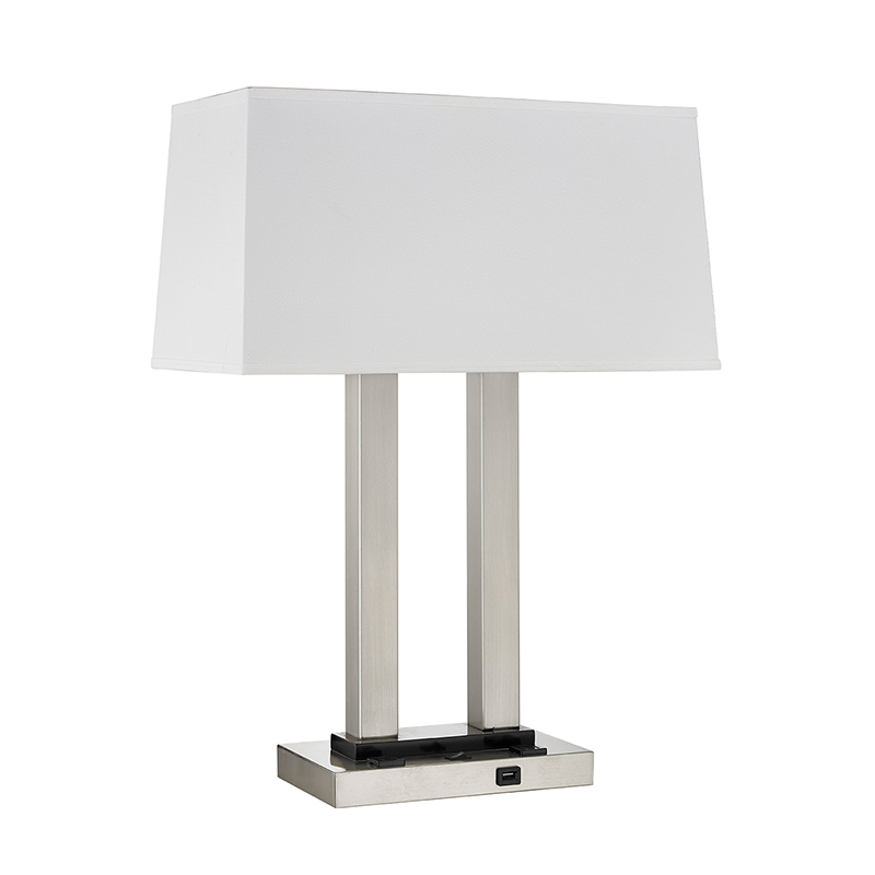 Dvojitý stolní lampa pronoční stolek v místnosti pro hosty