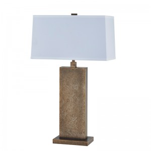 Dekorativní starožitná stolní lampa u vchodu do veřejného prostoru