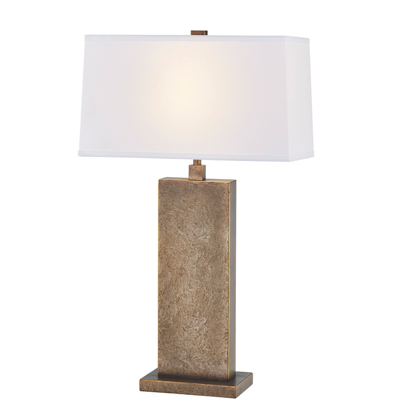 Dekorativní starožitná stolní lampa u vchodu do veřejného prostoru