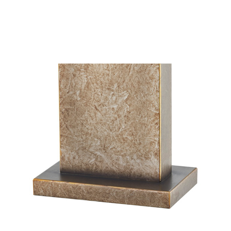 Dekorativní starožitná stolní lampa u vchodu do veřejného prostoru