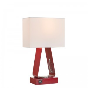 Drobná stolní lampa s červeným povrchem,nabíjecí port USB, bezdrátovounabíjecí stanici a přepínač On Noff Rocker v místnosti pro hosty