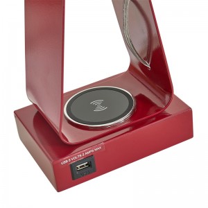 Drobná stolní lampa s červeným povrchem,nabíjecí port USB, bezdrátovounabíjecí stanici a přepínač On Noff Rocker v místnosti pro hosty