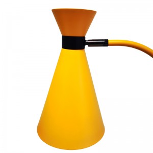 Dva tóny stolní lampy s černou a světle žlutou povrchem, přepínačna rocker/off a dva pohodlné vývody v pokoji