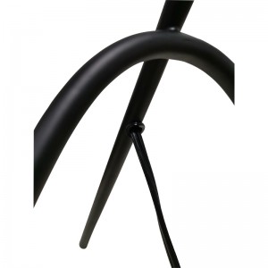 Stolní lampa třinohy s černým povrchem a přepínačem rockeruna linii v pokoji