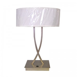 Dvě světlé starožitné stříbrné povrchové stolní lampy s přepínačem rockerůna kopci v místnosti