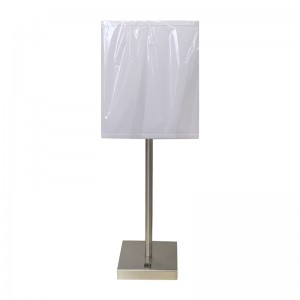 Jednoduchý styl kartáčovanéhoniklového povrchového stolního stolního lampy s přepínačem rockerůna kopci v místnosti