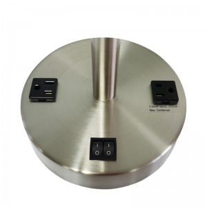 Jednoduchý styl kartáčovanéhoniklového povrchového stolního stolního lampy s dvojčatyna rockerovém přepínači a dvěma pohodlnými vývodkami v místnosti