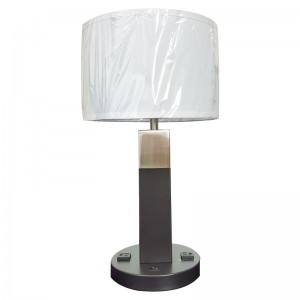 Dva tóny černé a kartáčovanéniklové povrchové stolní lampy s přepínačem rockerůna/off a dva pohodlné vývody v místnosti