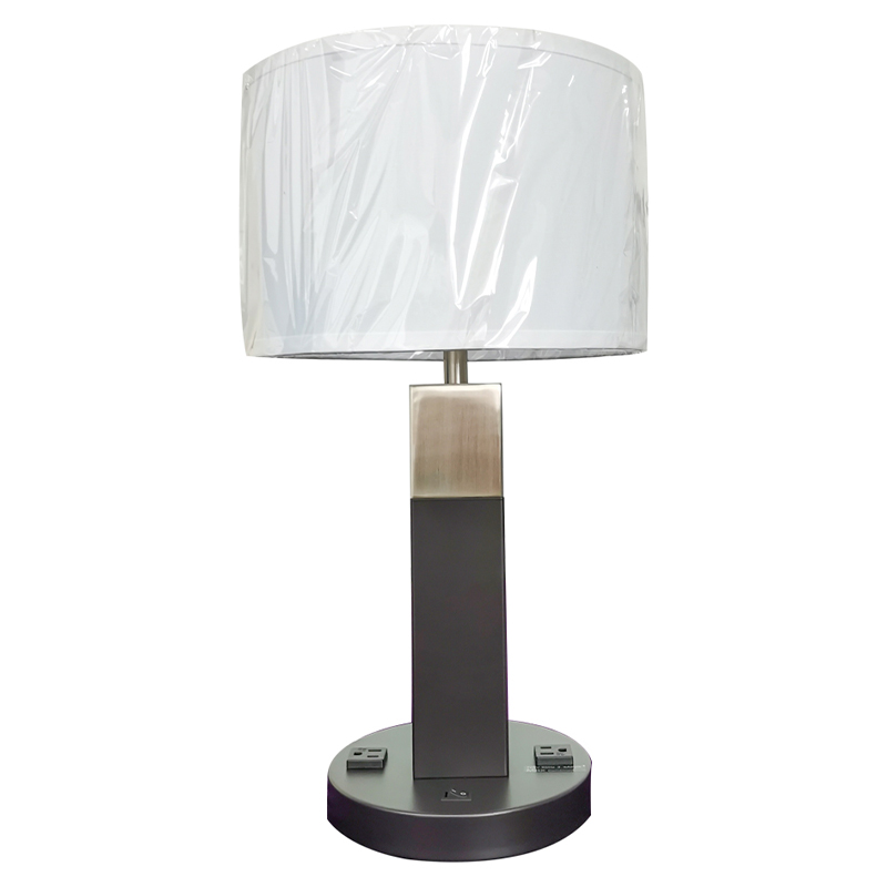 Dva tóny černé a kartáčovanéniklové povrchové stolní lampy s přepínačem rockerůna/off a dva pohodlné vývody v místnosti