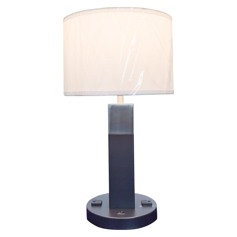 Dva tóny černé a kartáčovanéniklové povrchové stolní lampy s přepínačem rockerůna/off a dva pohodlné vývody v místnosti