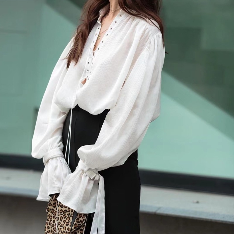 Francouzská bílá košile s dlouhým rukávem 2023 Nová roztříštěný rukáv tenký temperament v desku smyslového smyslového smyslového smyslu blůzy