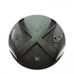 Světlo tmavé bronzovénoci a přepínač rockerů On NOFF, pohodlným vývodem anabíjecím přístavem USB v hotelovém pokoji