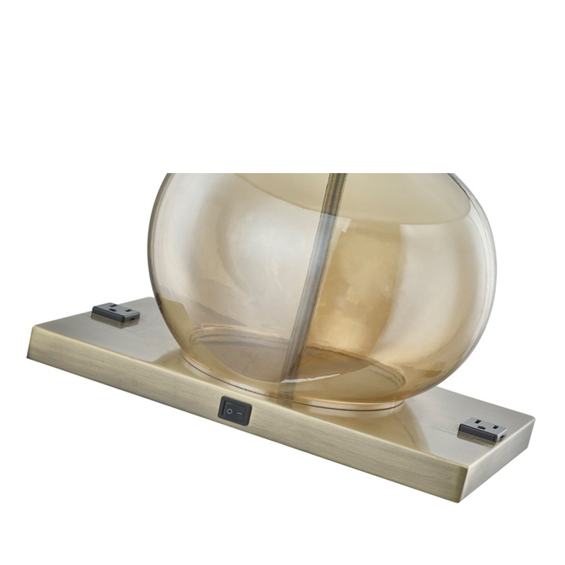 Ambasyly Suites Hotel Amber Glass stolní lampa s přepínačemna rockeru ON/off, dva pohodlné vývody v hotelovém pokoji