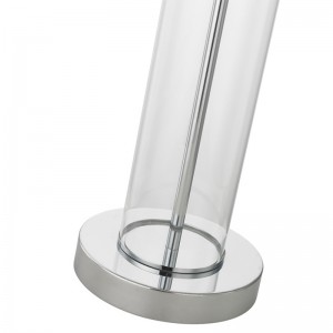 Stolní lampa s čistým skleněným sklem s leštěným chromovým povrchem v hotelovém pokoji