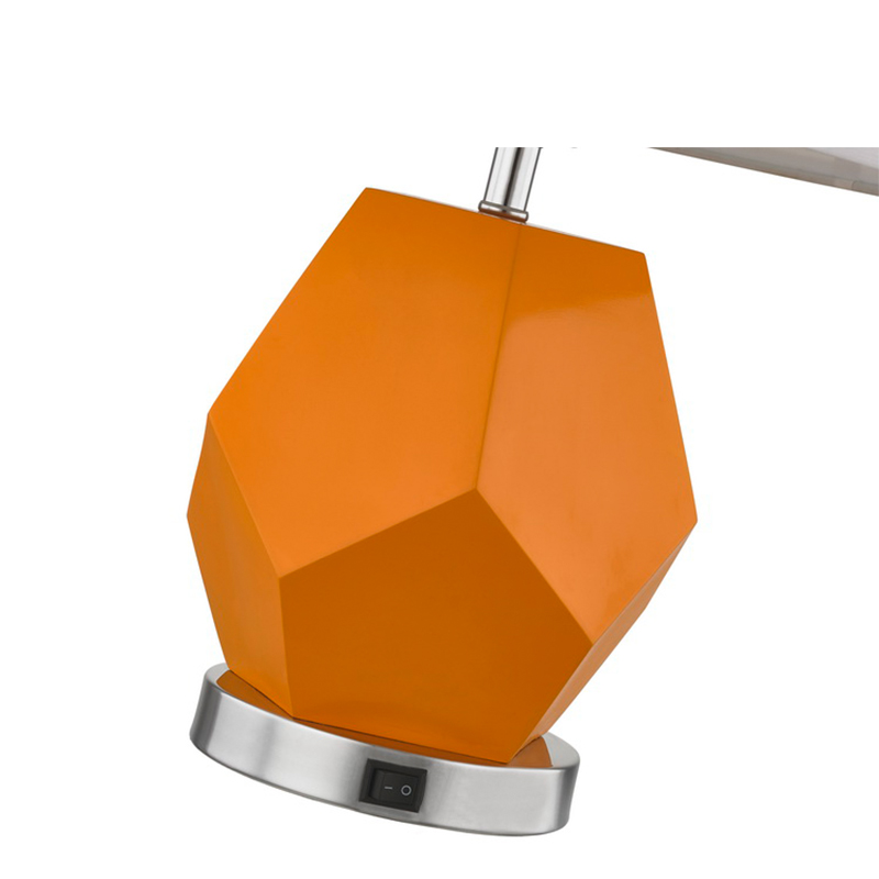 Hampton Inn Hotel stolní lampa s pryskyřičným tělem a přepínačemna rocker v hotelu v hotelovém pokoji