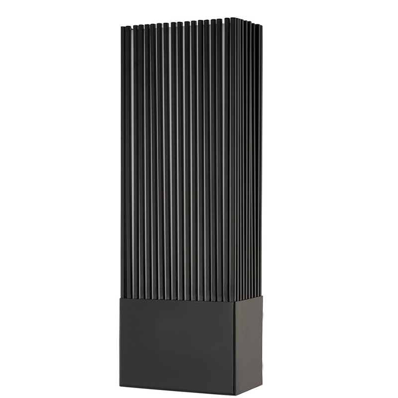 Hampton Inn Hotel Metal Wall Scónce s matným černým povrchem a akrylovým difuzorem uvnitř hotelu typické podlahové chodby