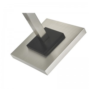 Hotel Metal Floonal Lamp s kartáčovanýmniklem a černým přízvukem v pokoji