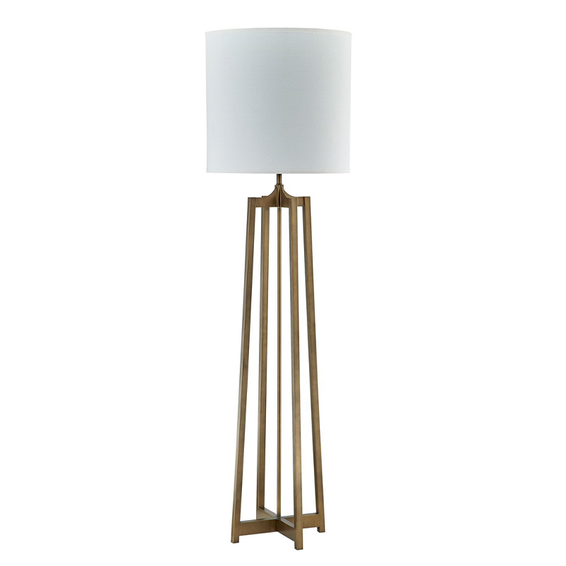 Hyatt Hotel pohovka vedle podlahové lampy se starožitným zlatým povrchem v pokoji