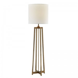 Hyatt Hotel pohovka vedle podlahové lampy se starožitným zlatým povrchem v pokoji