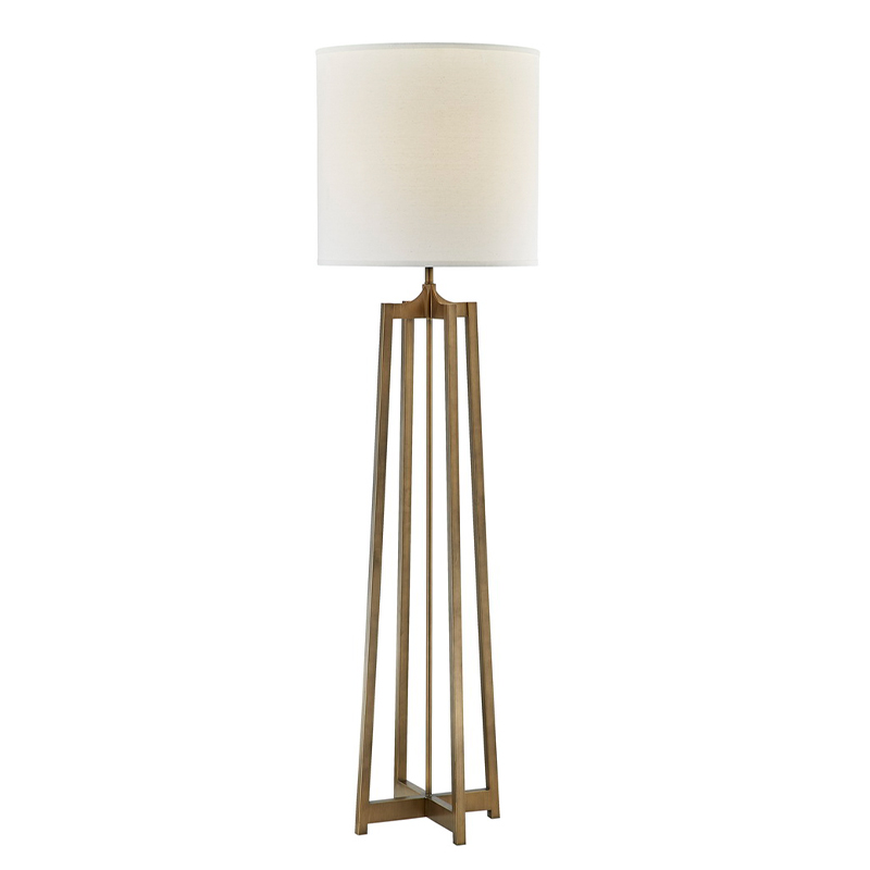 Hyatt Hotel pohovka vedle podlahové lampy se starožitným zlatým povrchem v pokoji