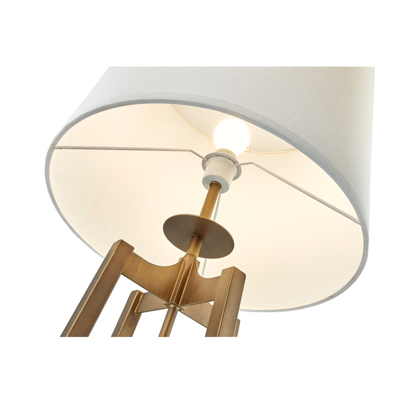 Hyatt Hotel pohovka vedle podlahové lampy se starožitným zlatým povrchem v pokoji