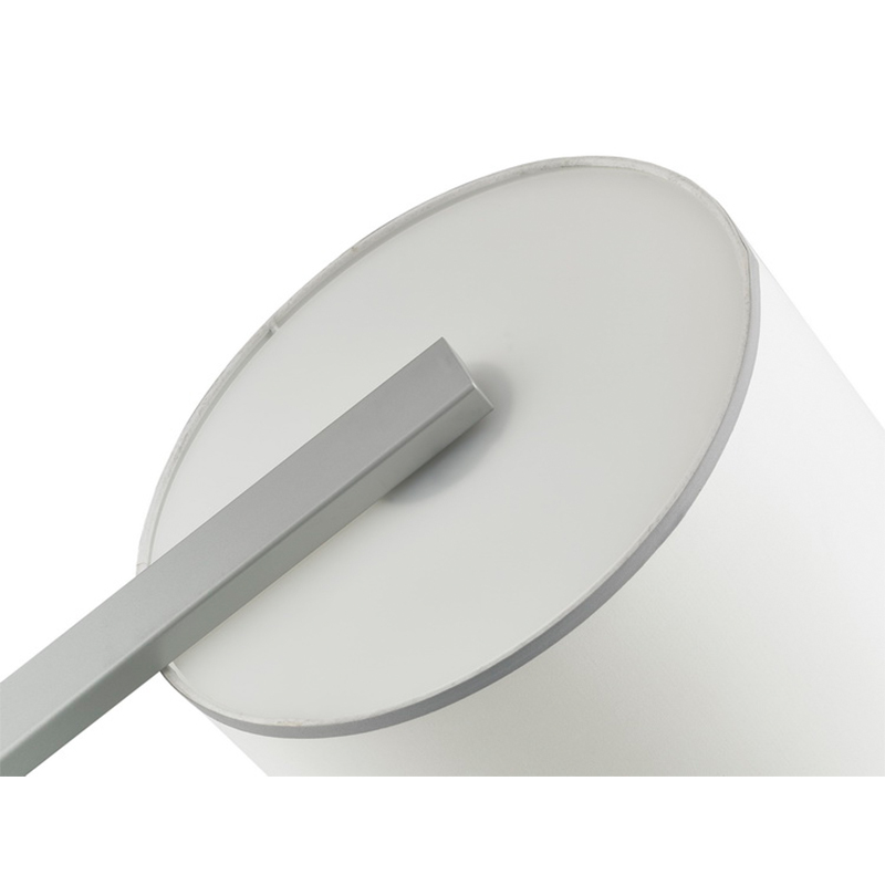 Hiltom Hotel pohovka vedle podlahové lampy se stříbrnou povrchovou úpravou v místnosti pro hosty